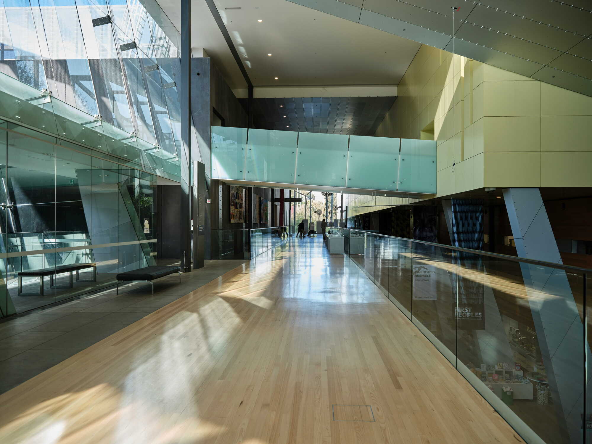 neon-wang-MIvYJiOBnPI-unsplash ( Facility Management Berlin